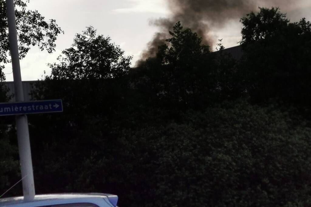 Brandweer blust brand in groot industriepand