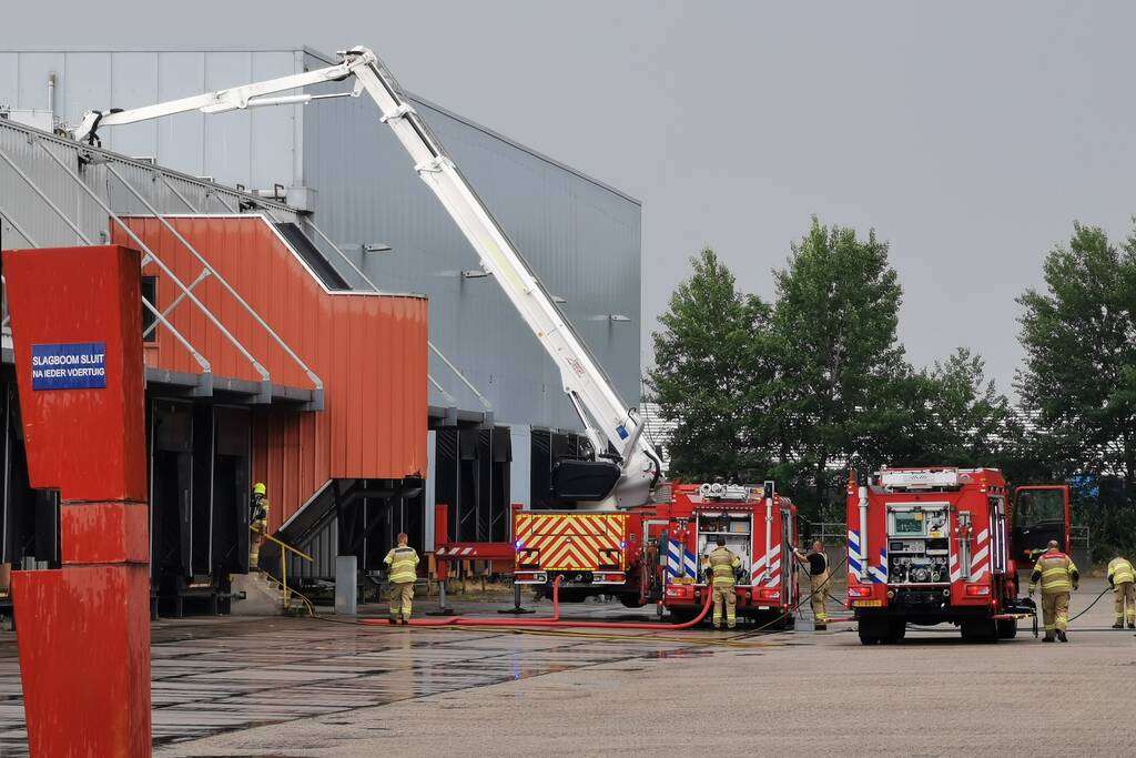 Brandweer blust brand in groot industriepand
