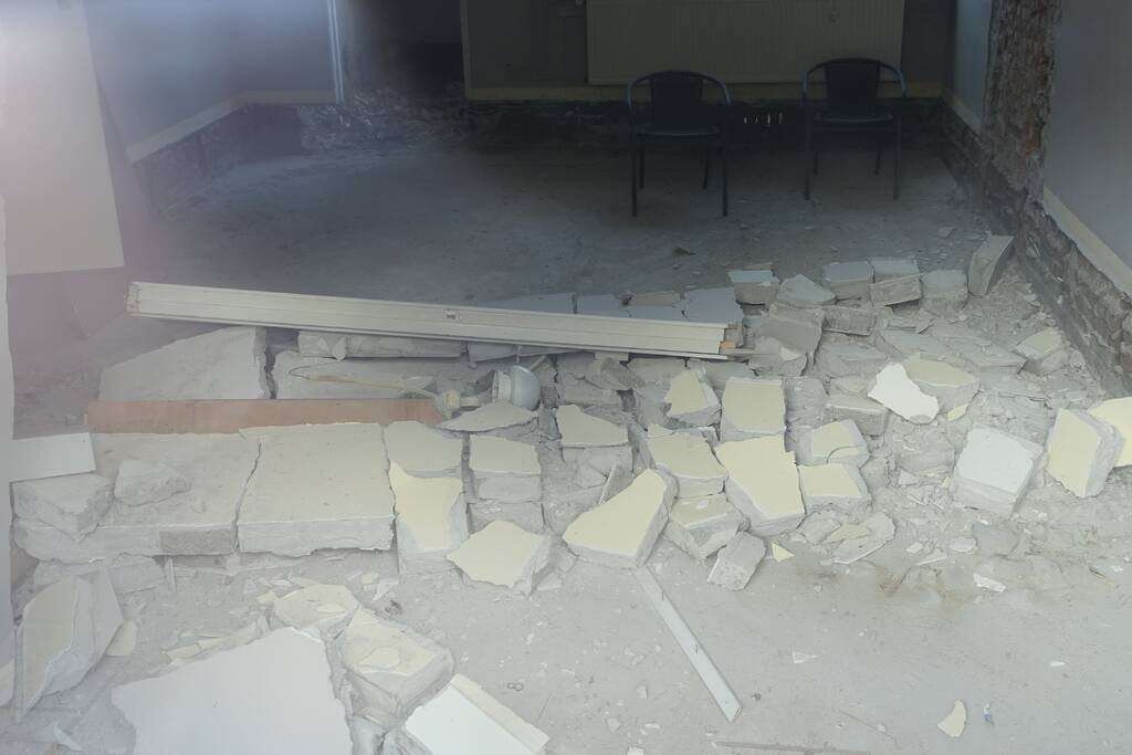 Binnenmuur van woning ingestort