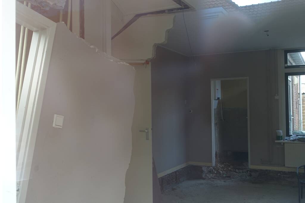 Binnenmuur van woning ingestort