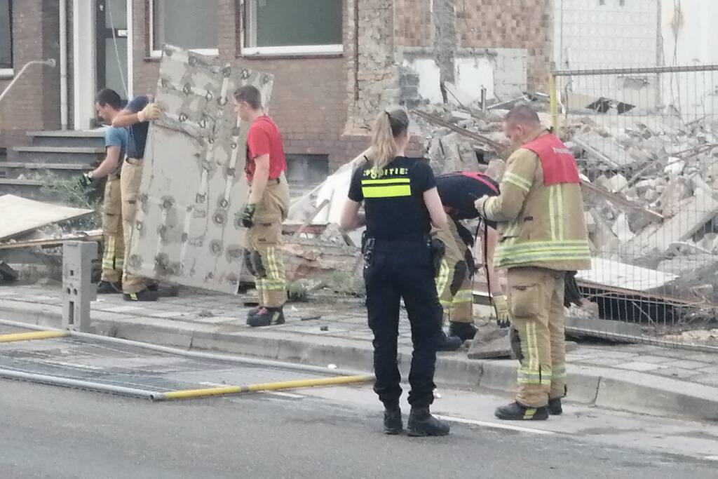 Brandweer zet hekken rechtop na windvlaag