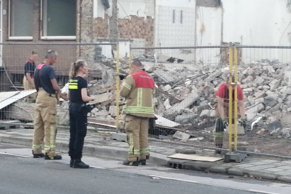 Brandweer zet hekken rechtop na windvlaag