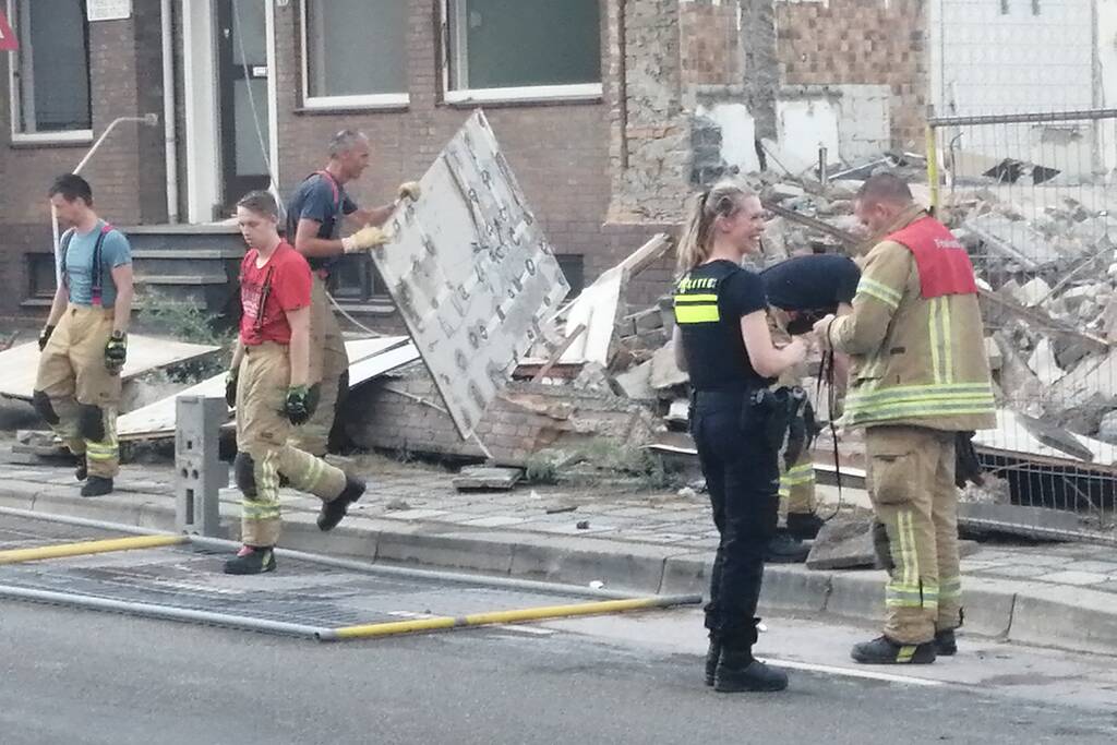 Brandweer zet hekken rechtop na windvlaag