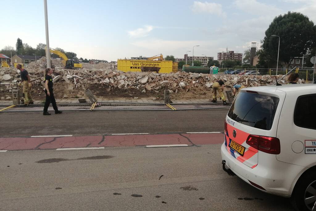 Brandweer zet hekken rechtop na windvlaag
