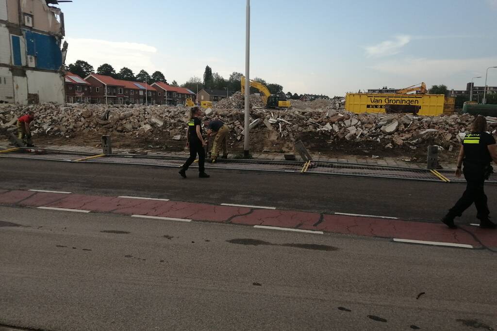 Brandweer zet hekken rechtop na windvlaag