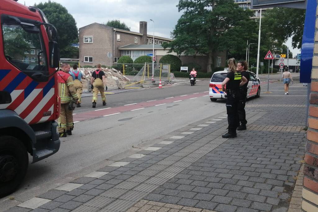 Brandweer zet hekken rechtop na windvlaag