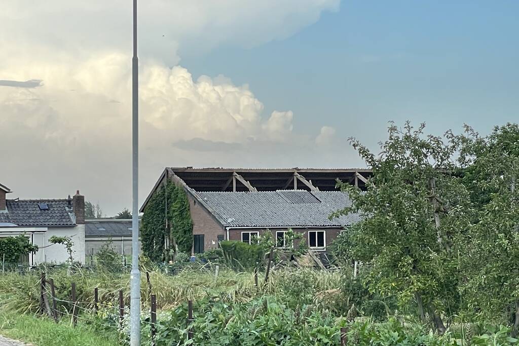 Dak van schuur ingestort door windvlaag