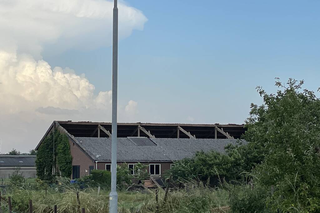 Dak van schuur ingestort door windvlaag