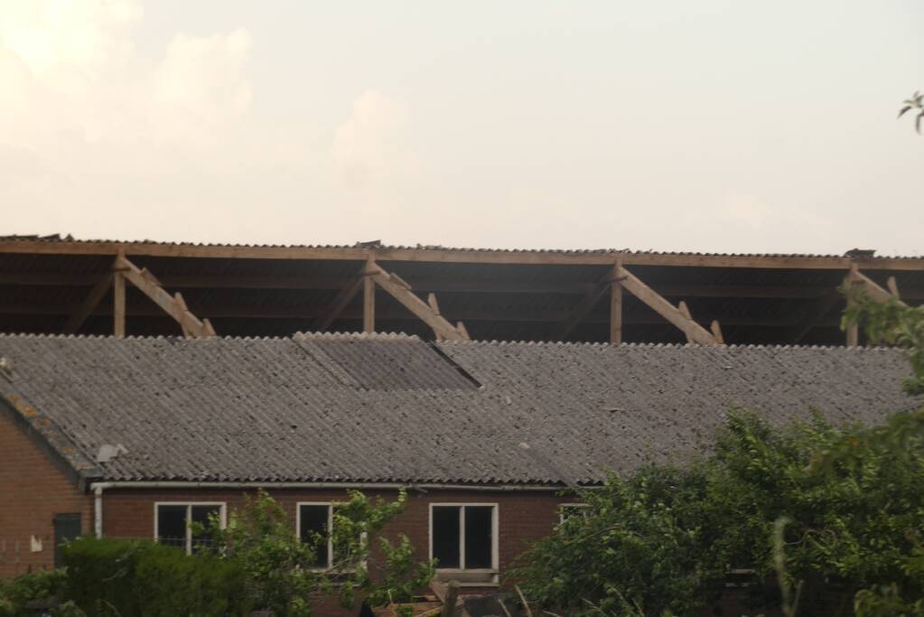 Dak van schuur ingestort door windvlaag