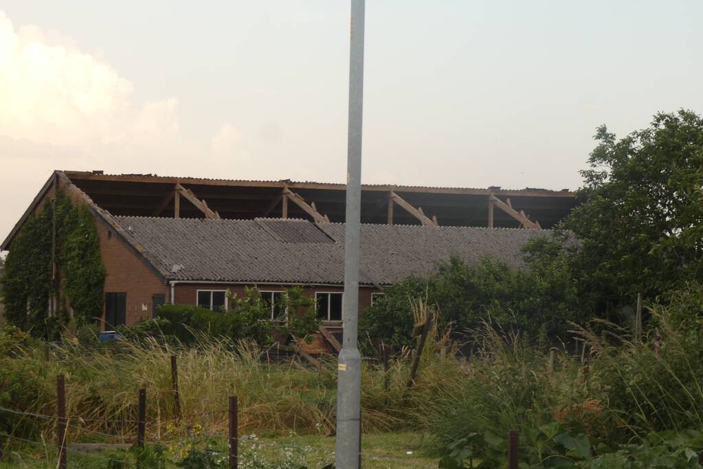 Dak van schuur ingestort door windvlaag