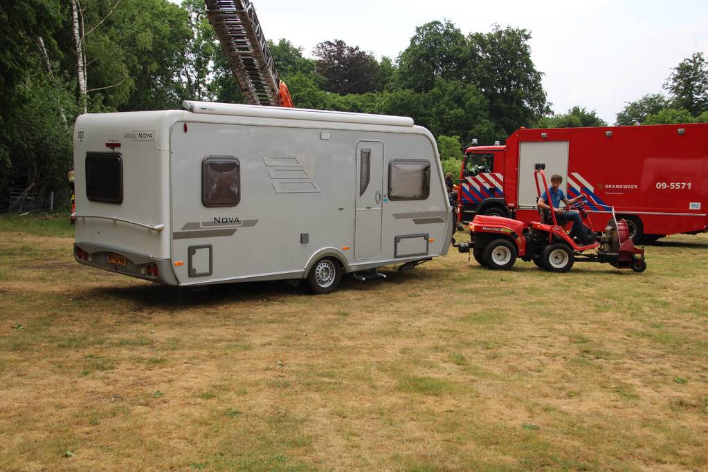 Brandweer verwijdert gevaarlijk staande boom