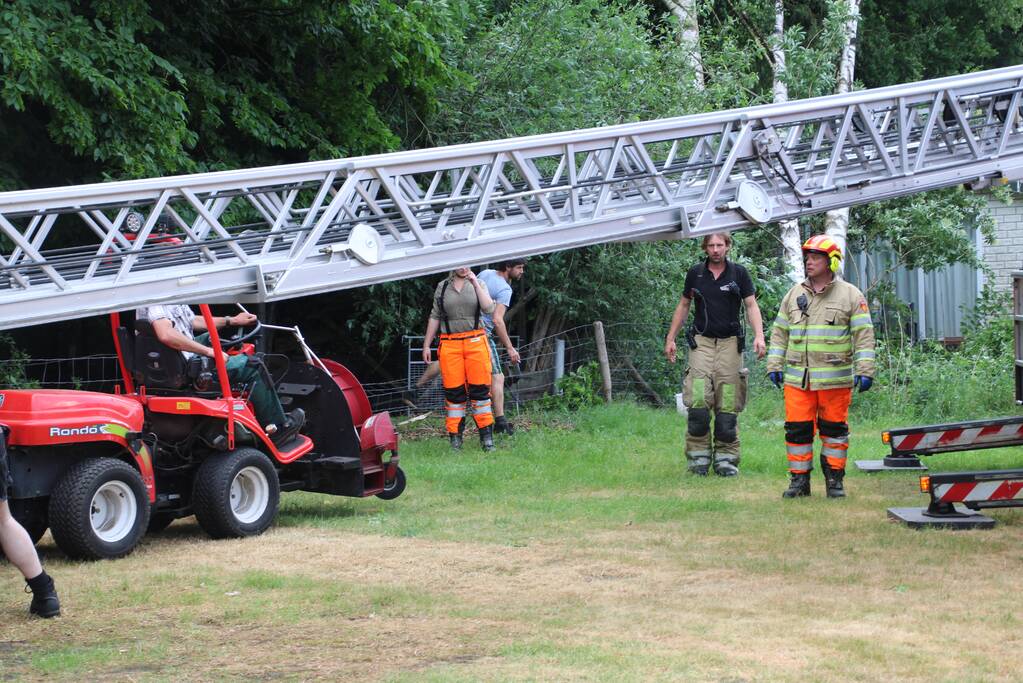 Brandweer verwijdert gevaarlijk staande boom