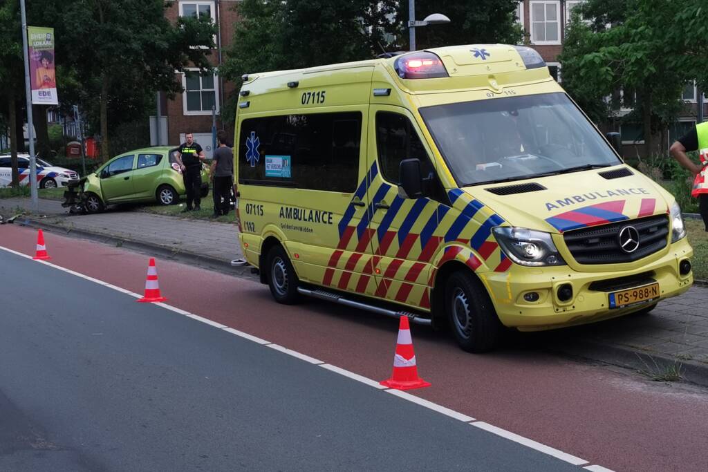 Bestuurster botst met personenauto tegen lantarenpaal