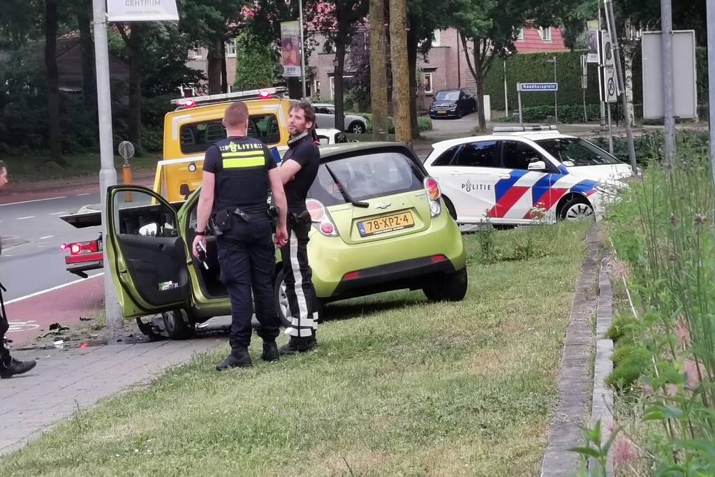 Bestuurster botst met personenauto tegen lantarenpaal