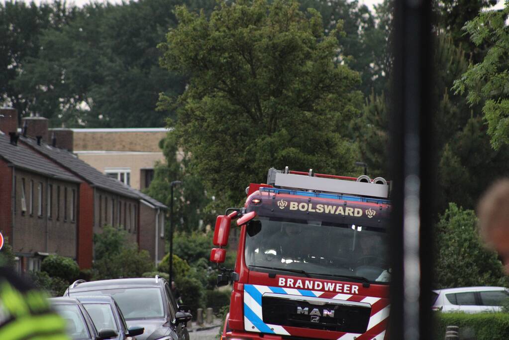 Brandweer doet nacontrole na vermoedelijke brand in dak