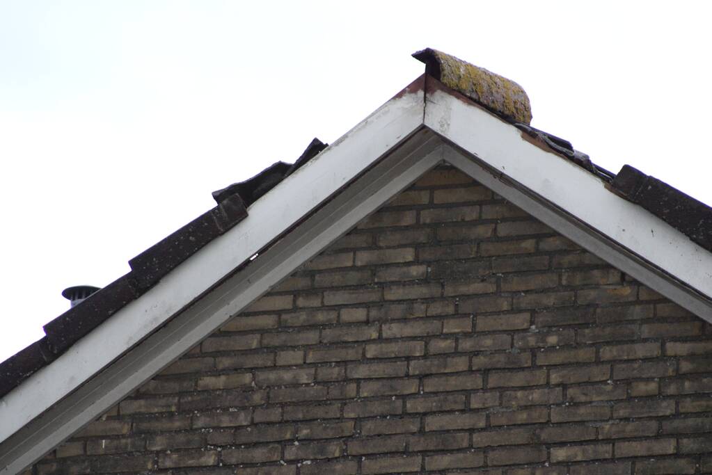 Brandweer doet nacontrole na vermoedelijke brand in dak