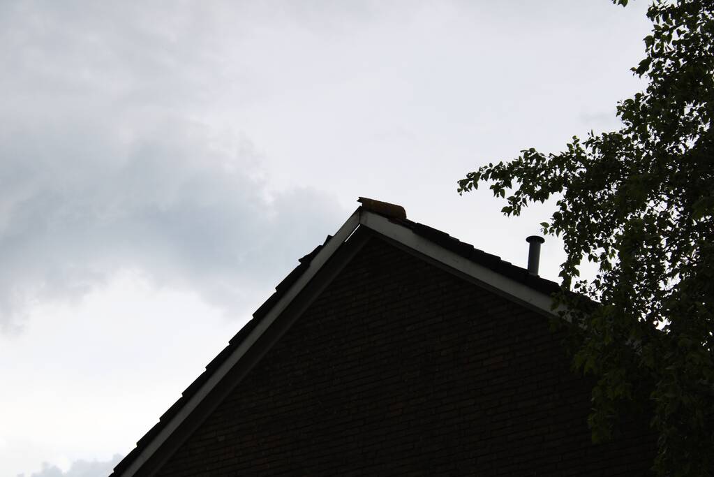 Brandweer doet nacontrole na vermoedelijke brand in dak