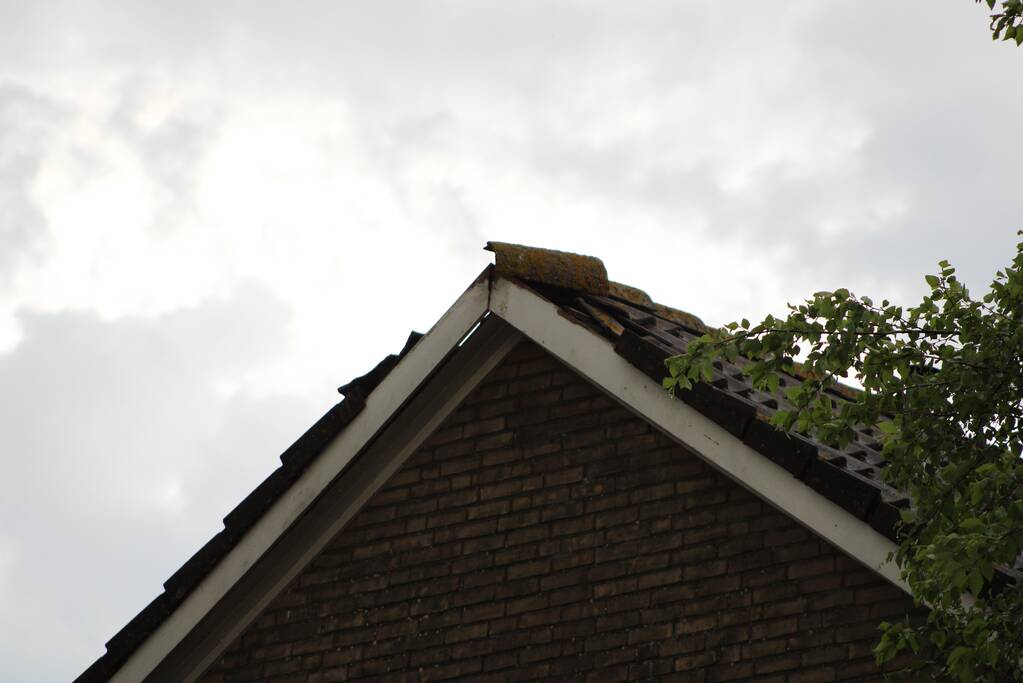 Brandweer doet nacontrole na vermoedelijke brand in dak