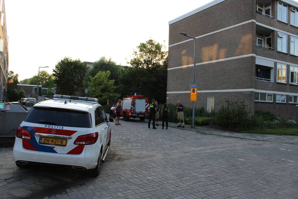 Brandweer verricht metingen door gaslucht