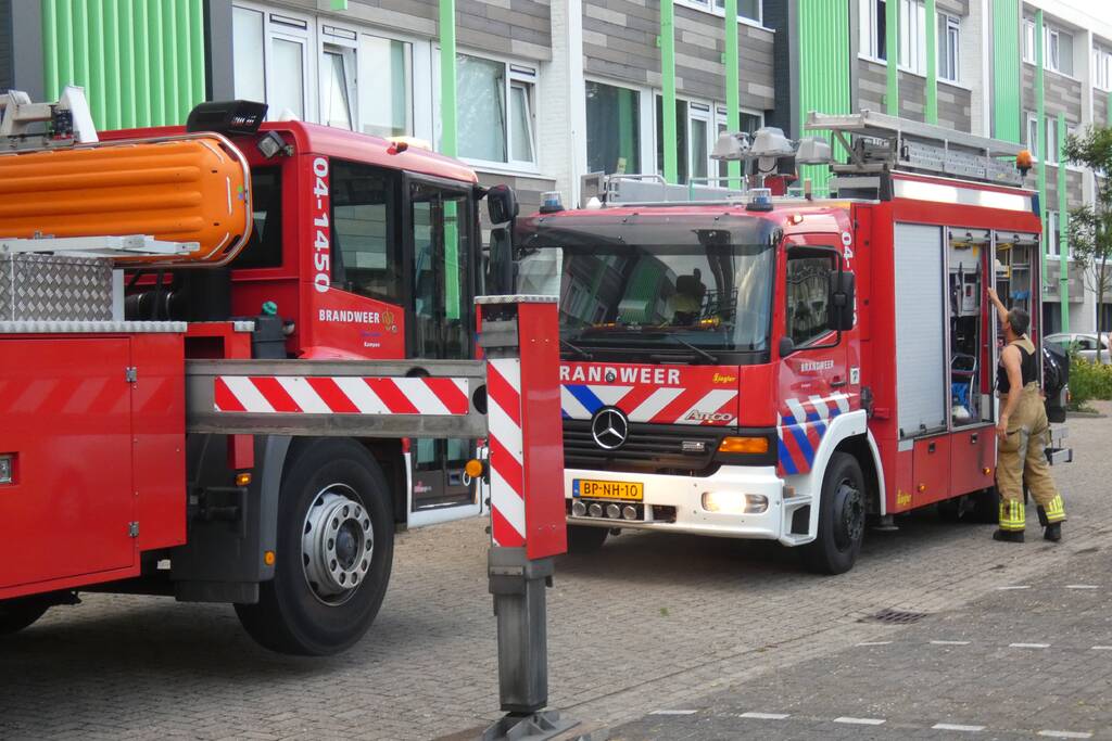 Boom valt om naast appartementencomplex