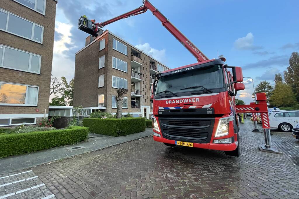 Hulpdiensten ontruimen flat door afgewaaid dak