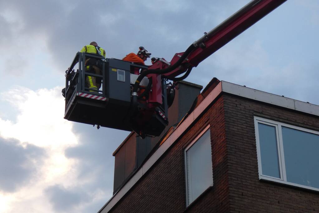 Hulpdiensten ontruimen flat door afgewaaid dak