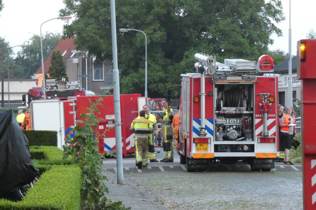 Hulpdiensten ontruimen flat door afgewaaid dak