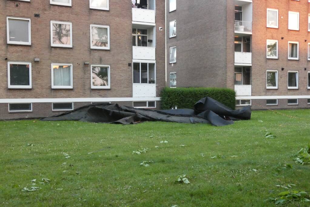 Hulpdiensten ontruimen flat door afgewaaid dak