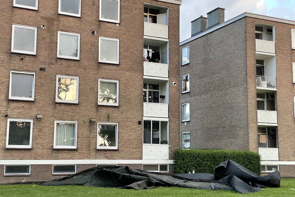 Hulpdiensten ontruimen flat door afgewaaid dak