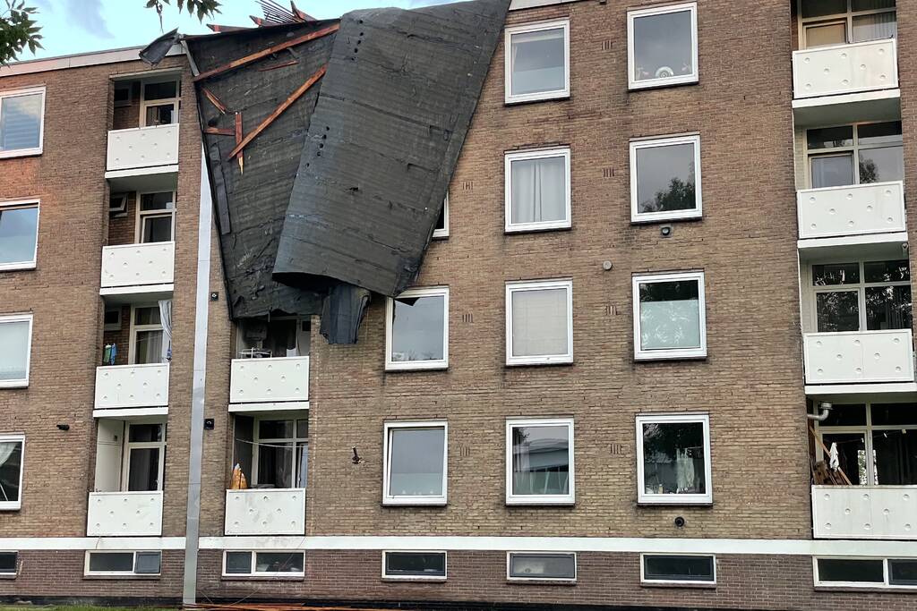 Hulpdiensten ontruimen flat door afgewaaid dak