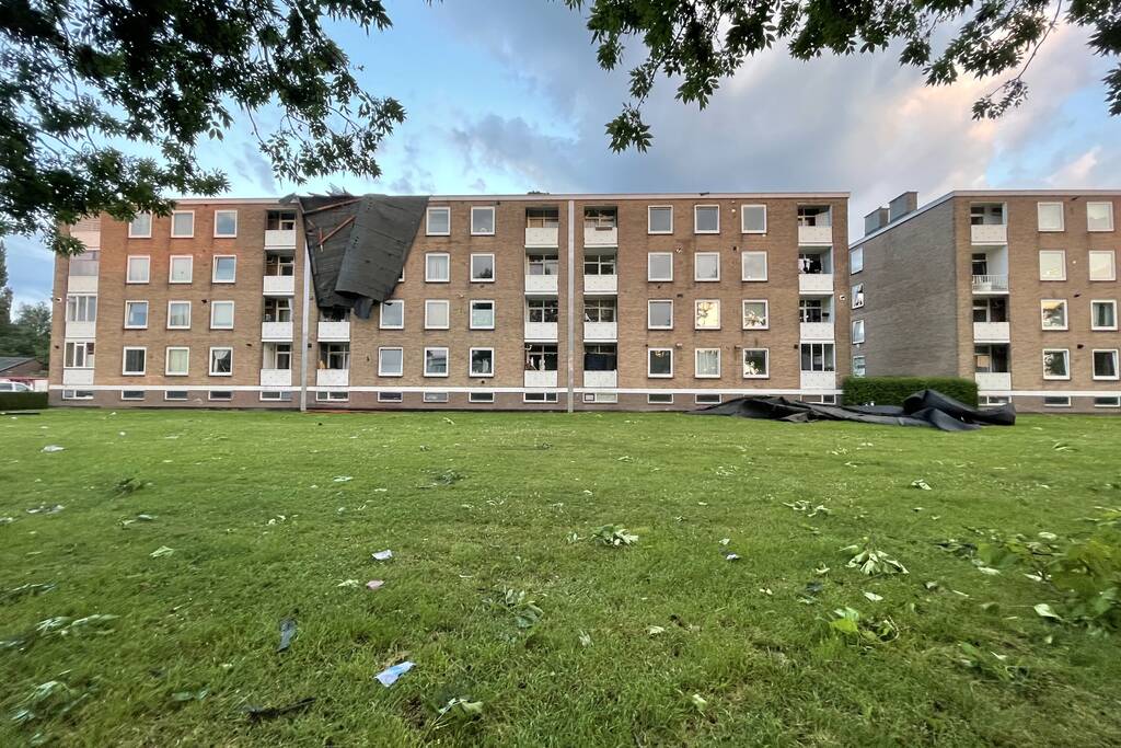 Hulpdiensten ontruimen flat door afgewaaid dak