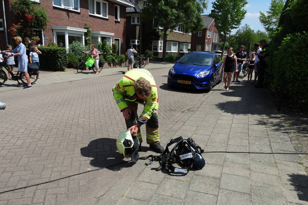 Brandweer ventileert woning na keukenbrand