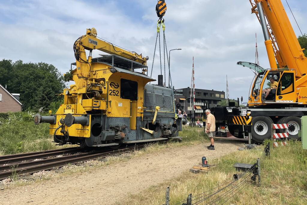 Locomotief ontspoord door kapotte wissel