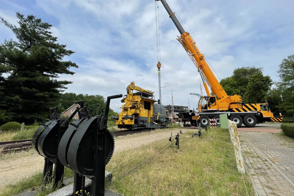 Locomotief ontspoord door kapotte wissel