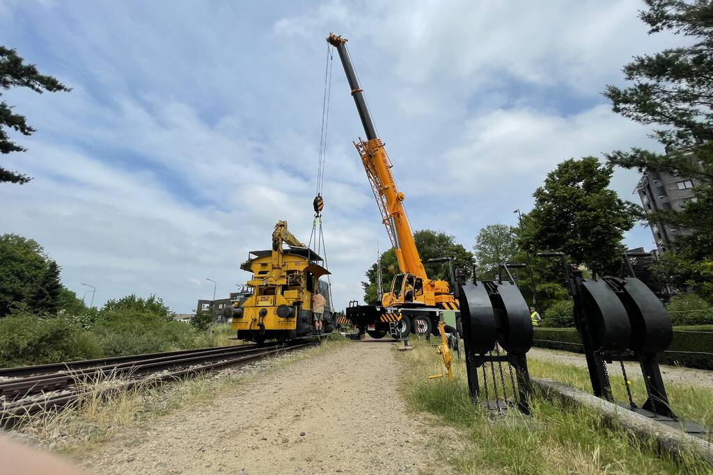 Locomotief ontspoord door kapotte wissel