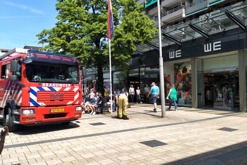 Brandweer blust brand in container bij We Man