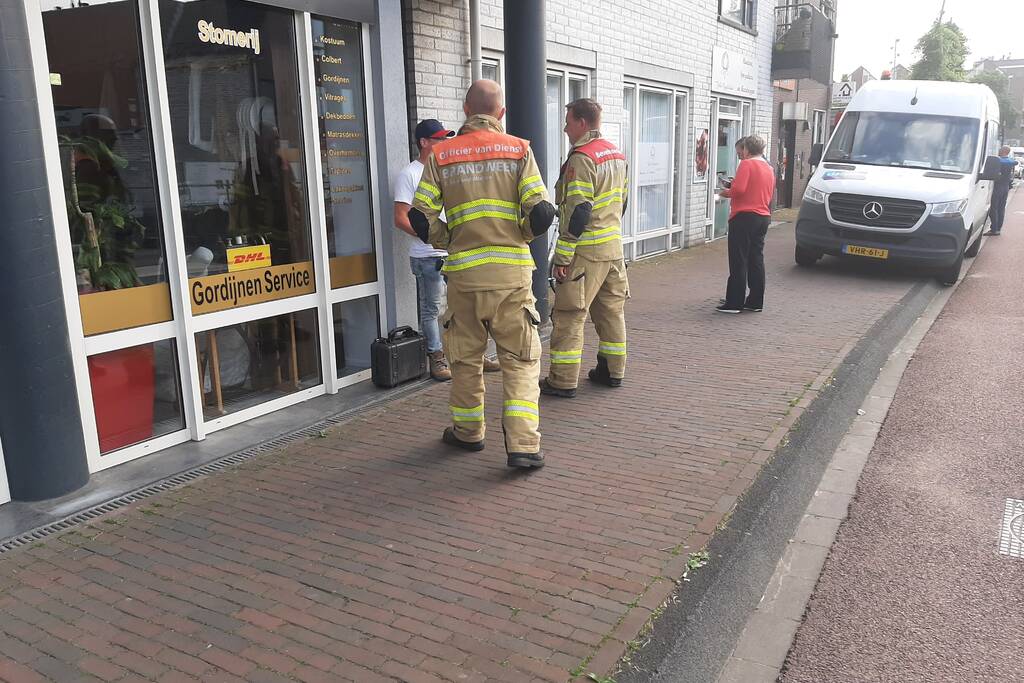 Brandweer verricht metingen door gaslucht