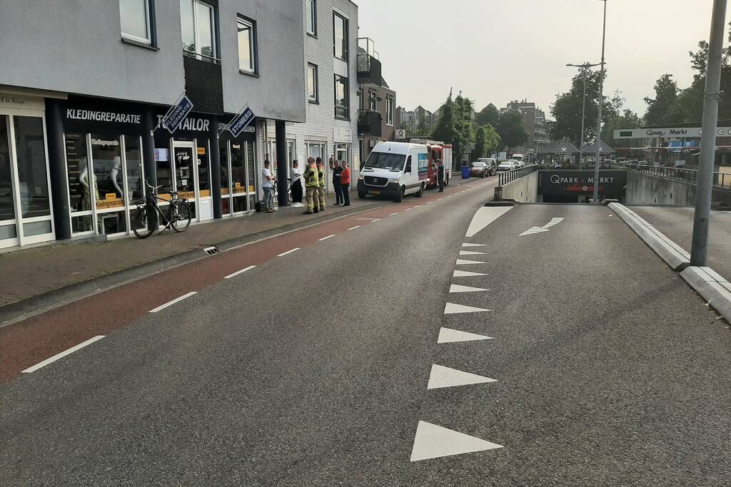 Brandweer verricht metingen door gaslucht