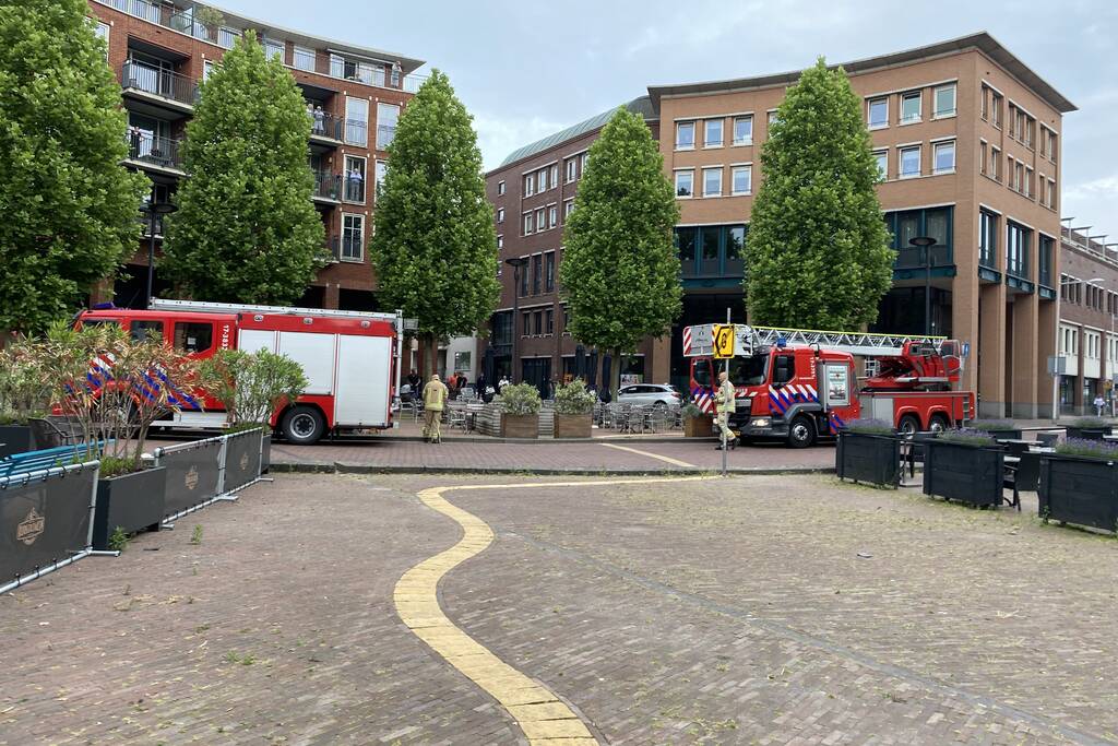 Brandweer verricht onderzoek door rookontwikkeling in parkeergarage