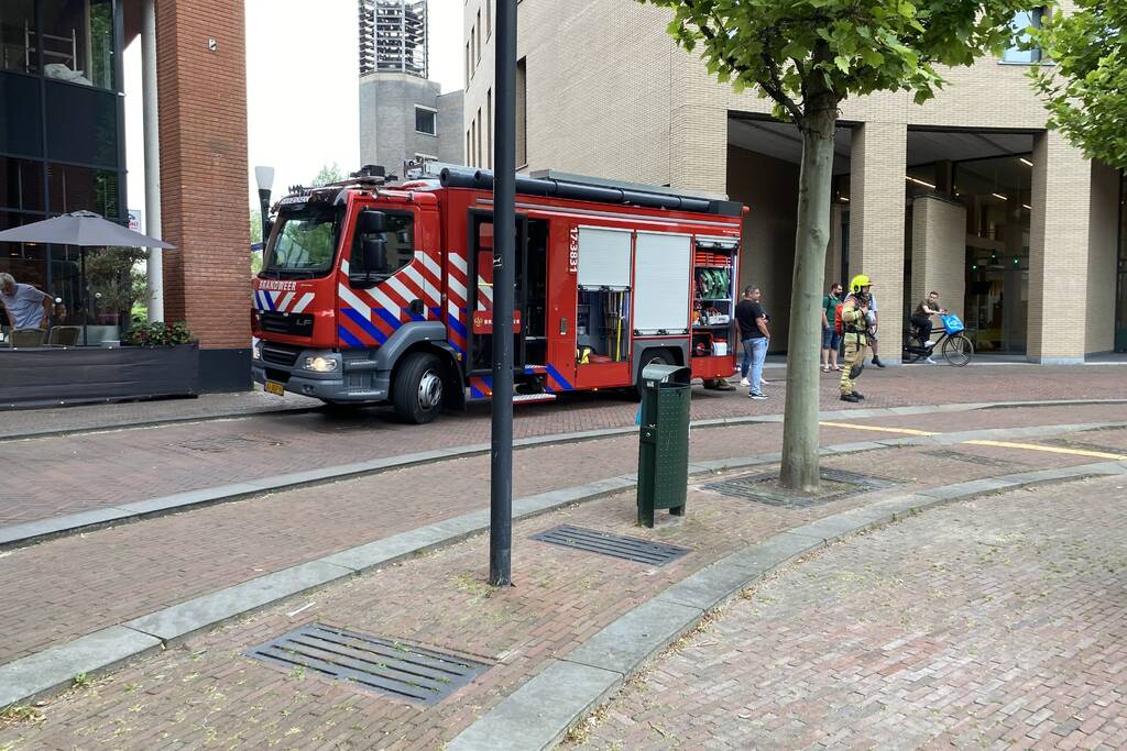 Brandweer verricht onderzoek door rookontwikkeling in parkeergarage