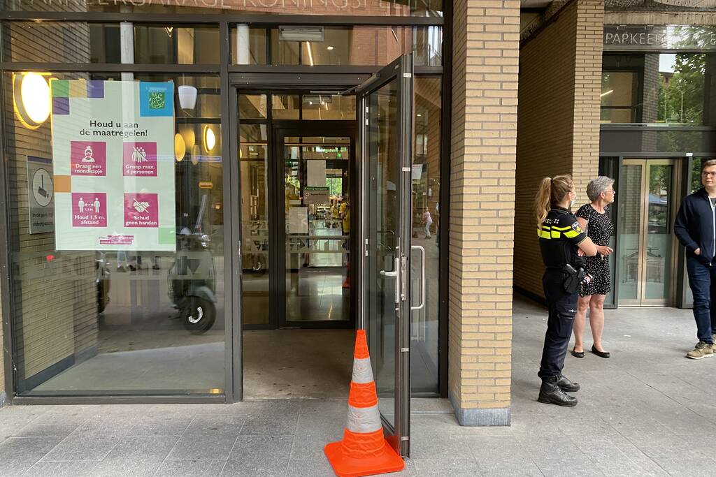 Brandweer verricht onderzoek door rookontwikkeling in parkeergarage