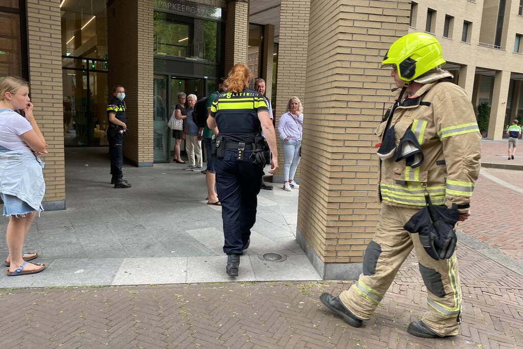 Brandweer verricht onderzoek door rookontwikkeling in parkeergarage