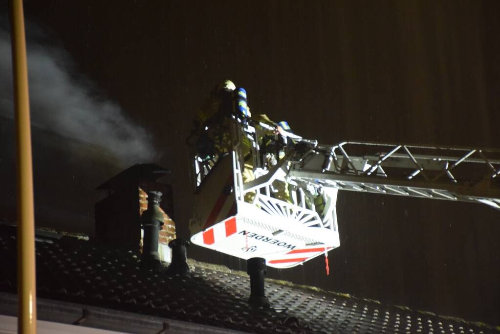 Forse vlammen bij schoorsteenbrand