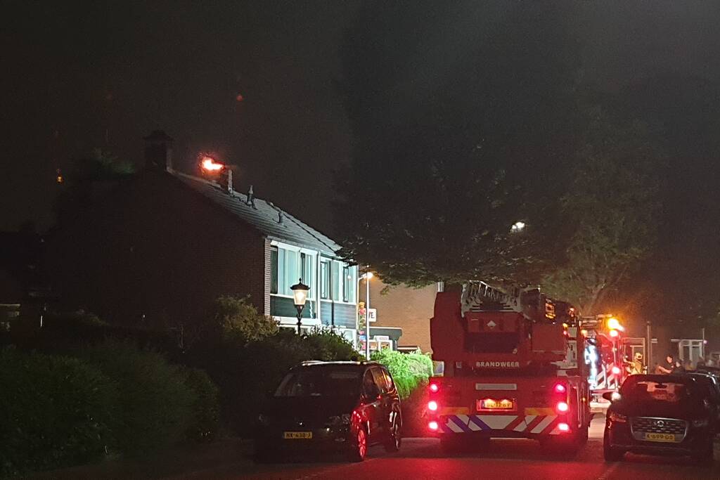 Forse vlammen bij schoorsteenbrand