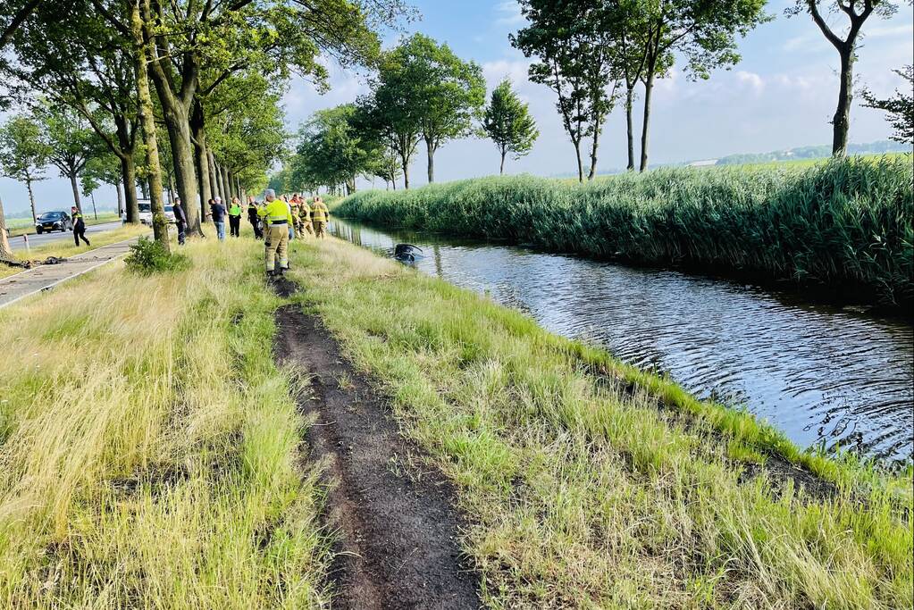 Auto te water, een overleden persoon aangetroffen