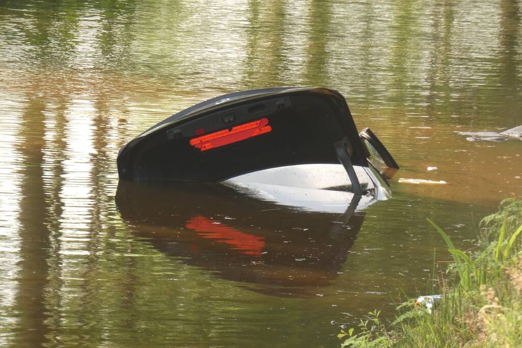 Auto te water, een overleden persoon aangetroffen