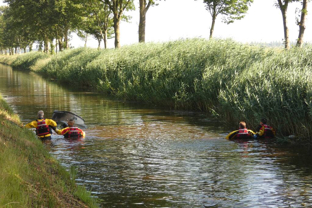 Auto te water, een overleden persoon aangetroffen
