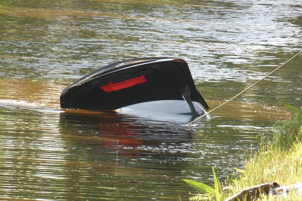 Auto te water, een overleden persoon aangetroffen