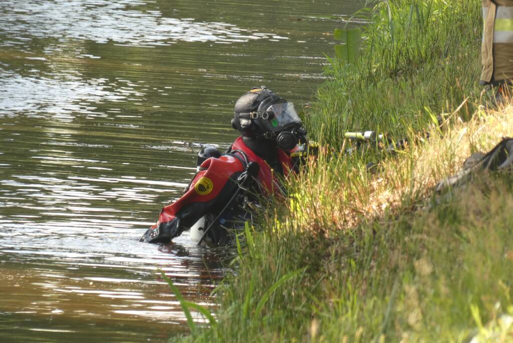 Auto te water, een overleden persoon aangetroffen