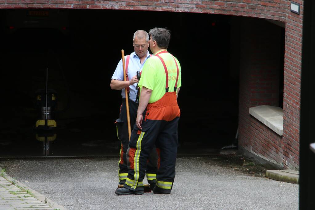 Parkeergarage en bergingen onder water